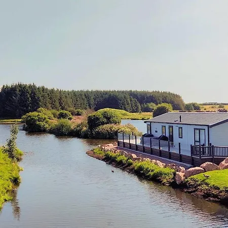 Luxury Lakeside Lodge With Htub Beautiful Views Annan Exterior photo
