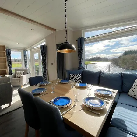 Luxury Lakeside Lodge With Htub Beautiful Views Annan Exterior photo