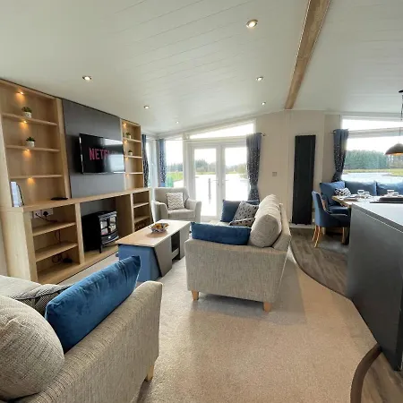 Luxury Lakeside Lodge With Htub Beautiful Views Annan Exterior photo