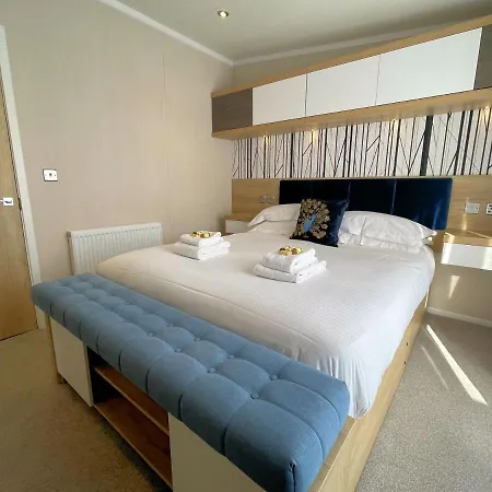 Luxury Lakeside Lodge With Htub Beautiful Views Annan Exterior photo