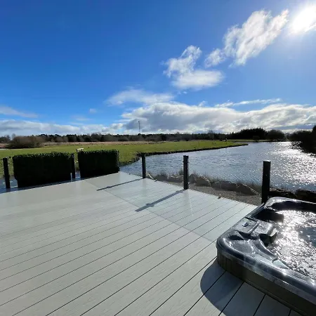 Luxury Lakeside Lodge With Htub Beautiful Views Annan Exterior photo