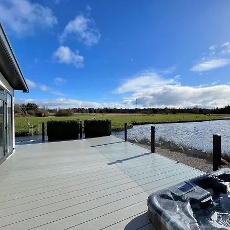 Luxury Lakeside Lodge With Htub Beautiful Views Annan Exterior photo