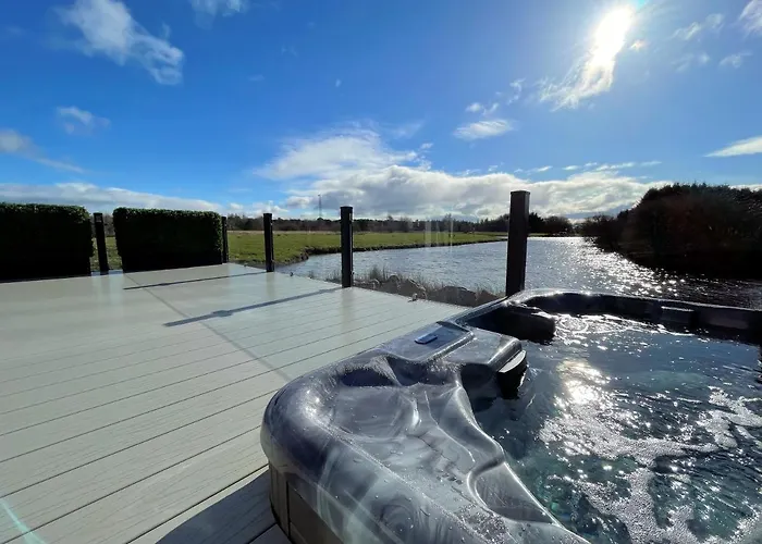Luxury Lakeside Lodge With Htub Beautiful Views