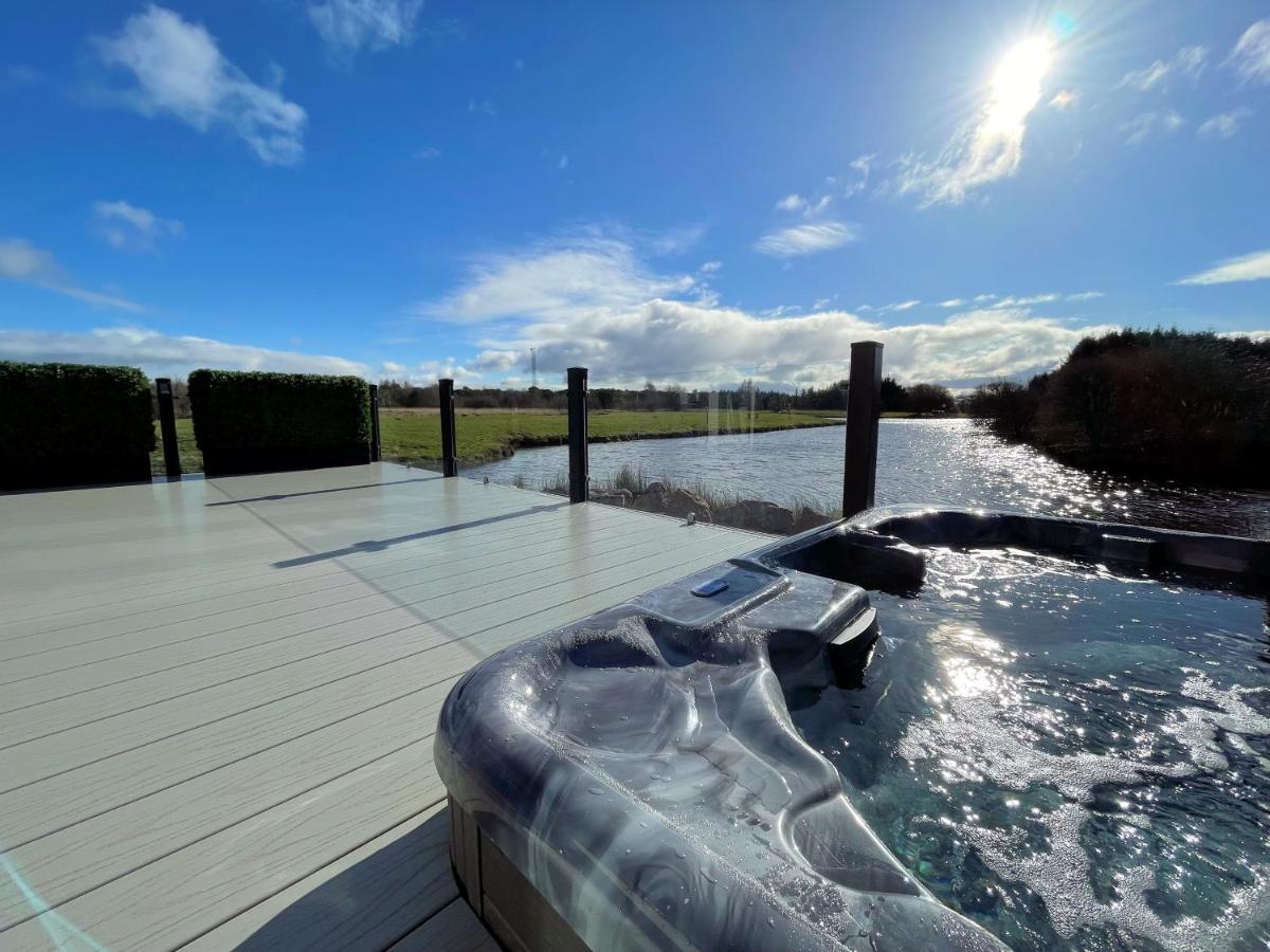 Luxury Lakeside With Htub Beautiful Views Apartment