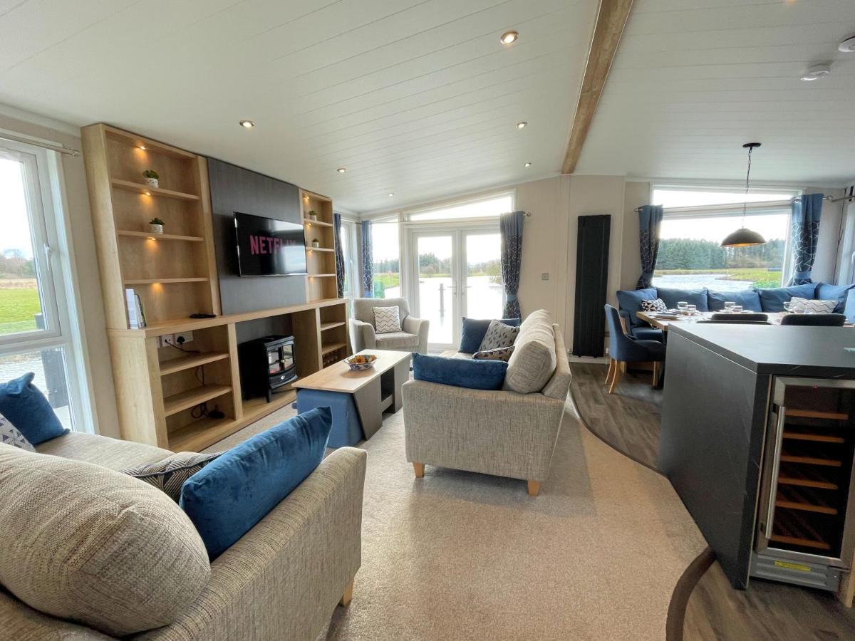 Luxury Lakeside With Htub Beautiful Views * Annan
