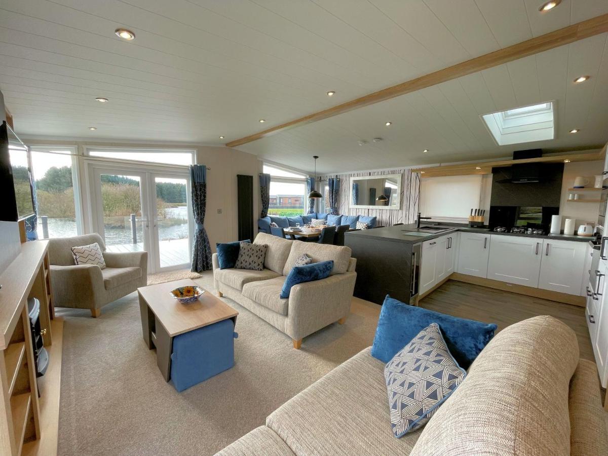 Luxury Lakeside With Htub Beautiful Views
