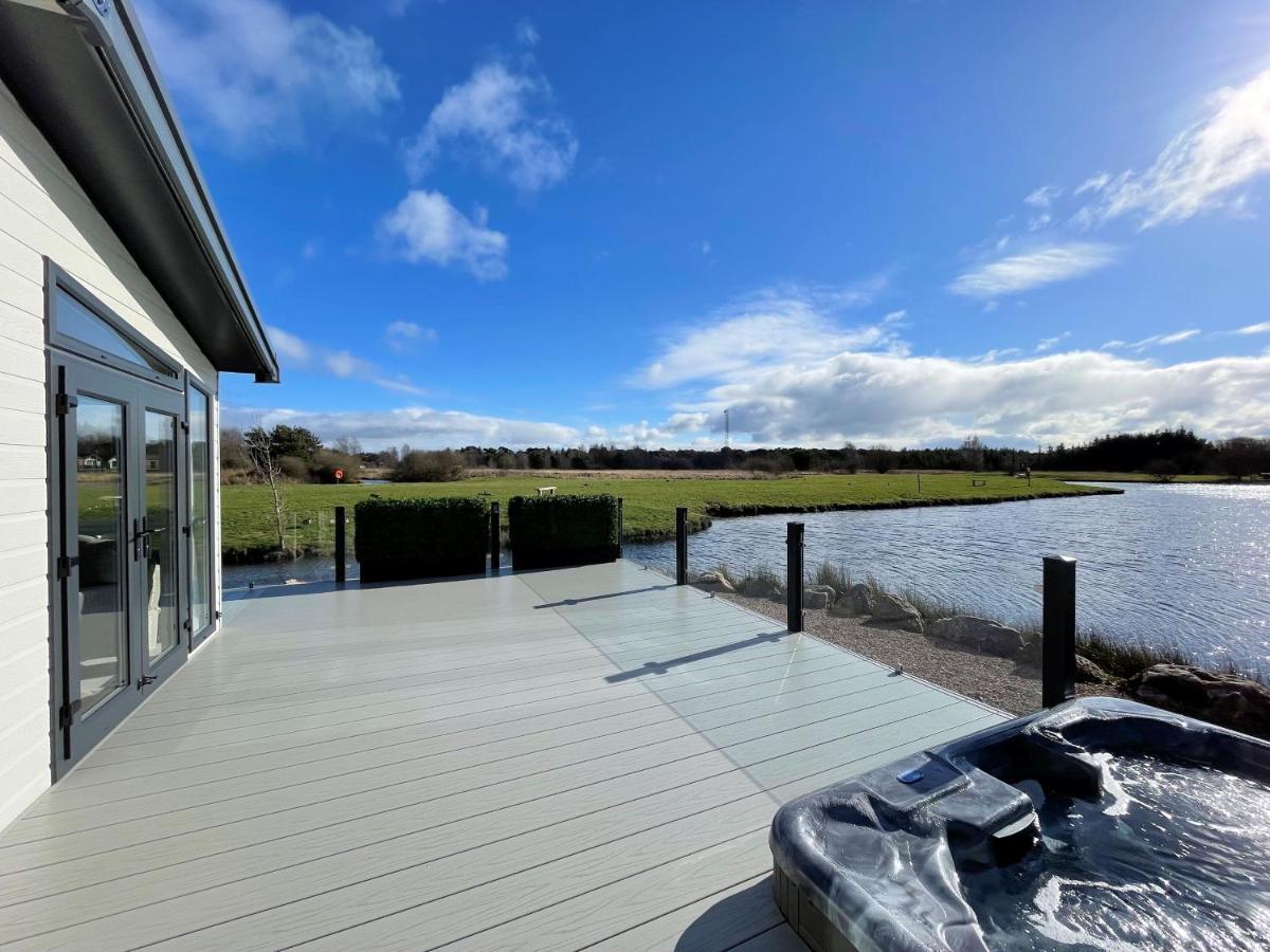 Luxury Lakeside With Htub Beautiful Views Annan