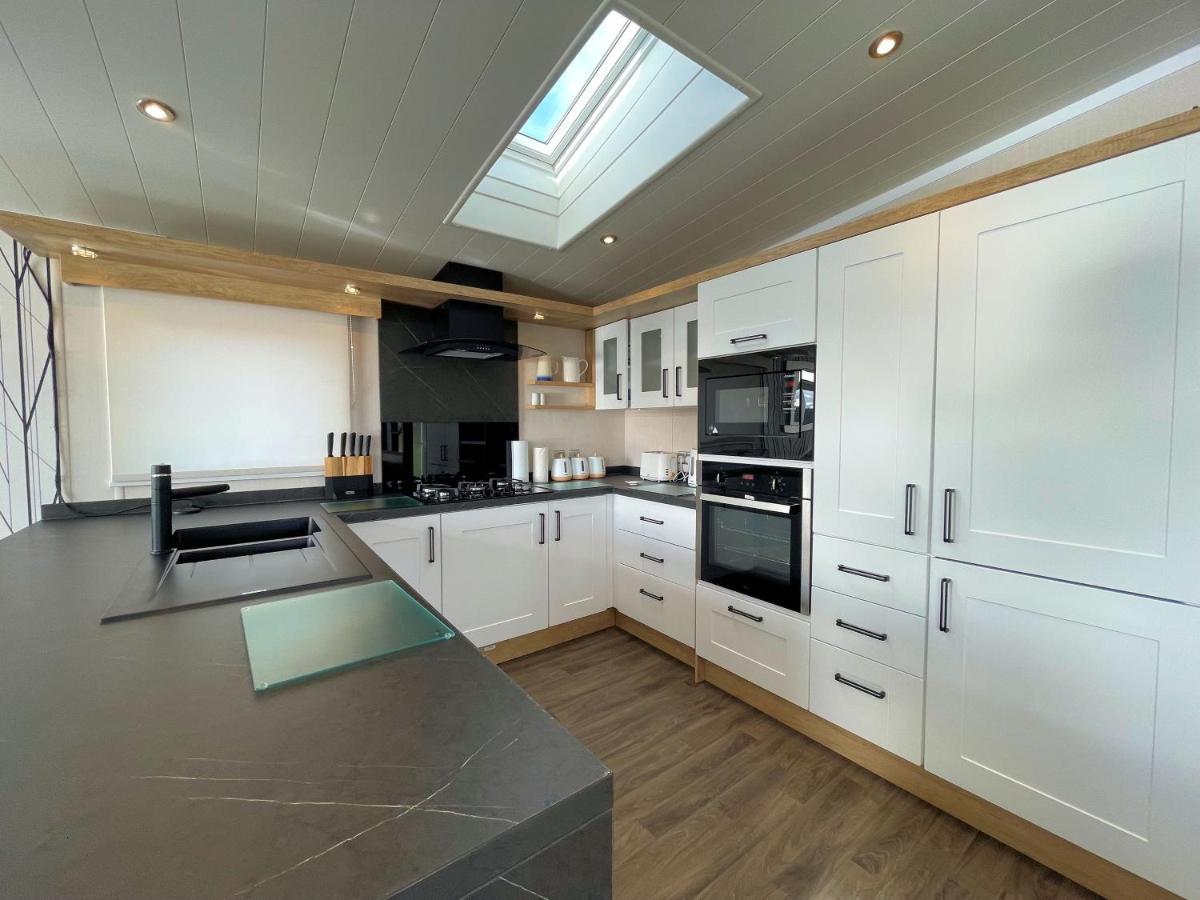 Luxury Lakeside With Htub Beautiful Views