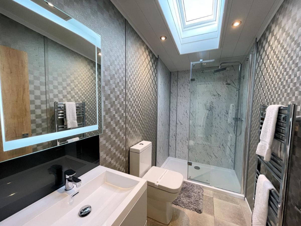 Luxury Lakeside With Htub Beautiful Views Apartment *