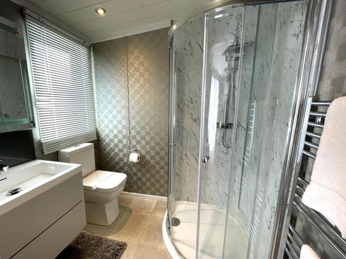 Luxury Lakeside With Htub Beautiful Views Apartment Annan