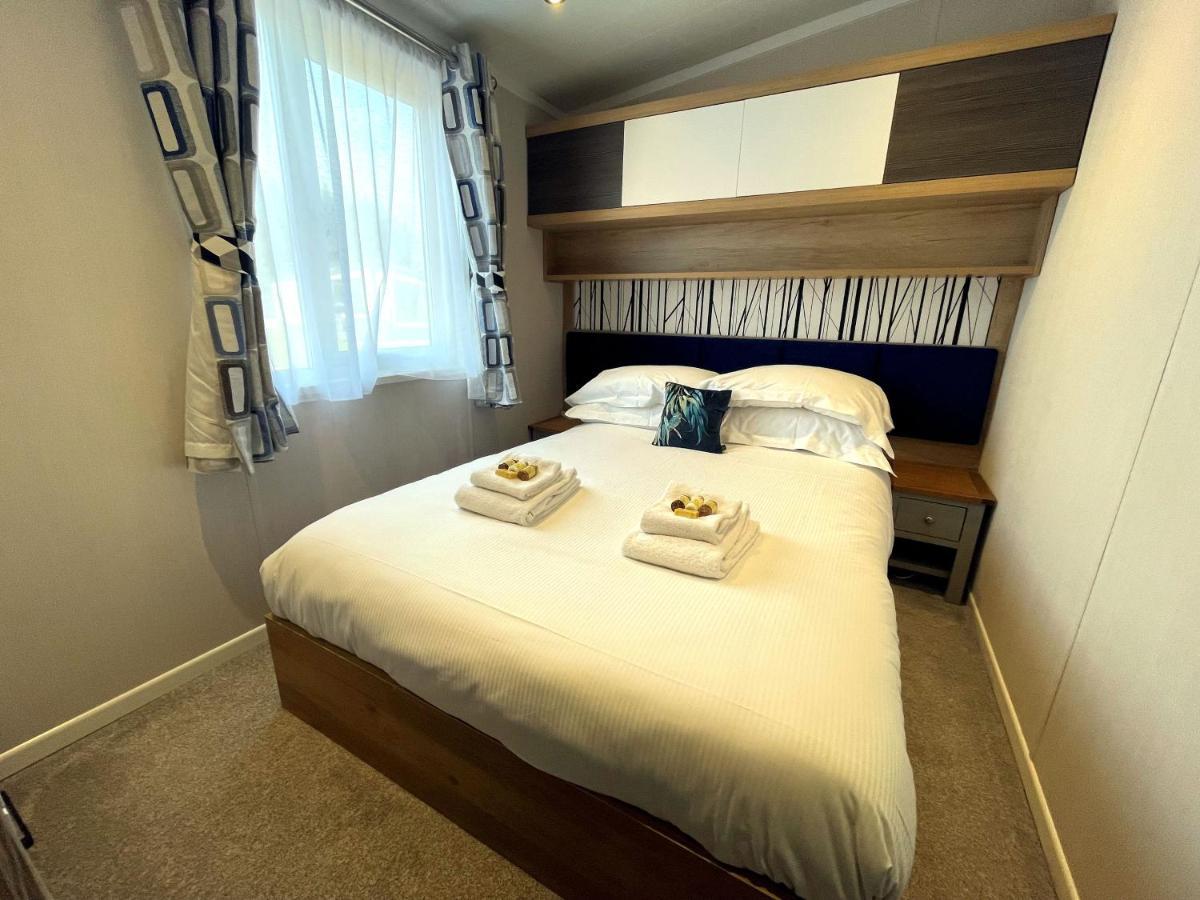 Luxury Lakeside With Htub Beautiful Views Apartment