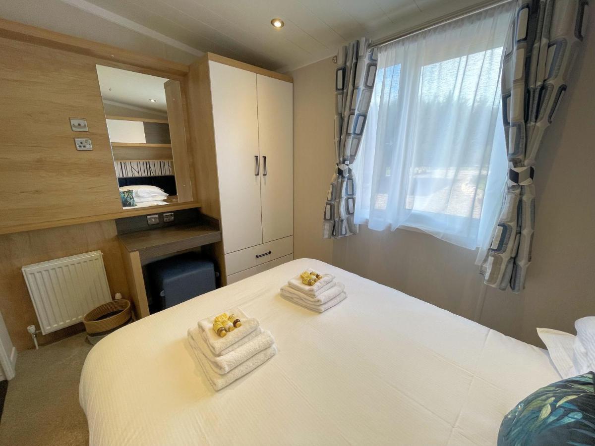 Luxury Lakeside With Htub Beautiful Views Annan