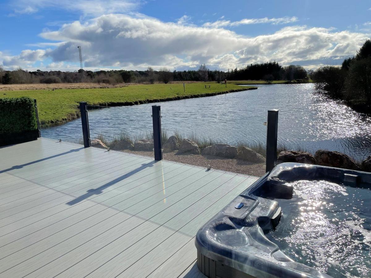 Luxury Lakeside With Htub Beautiful Views
